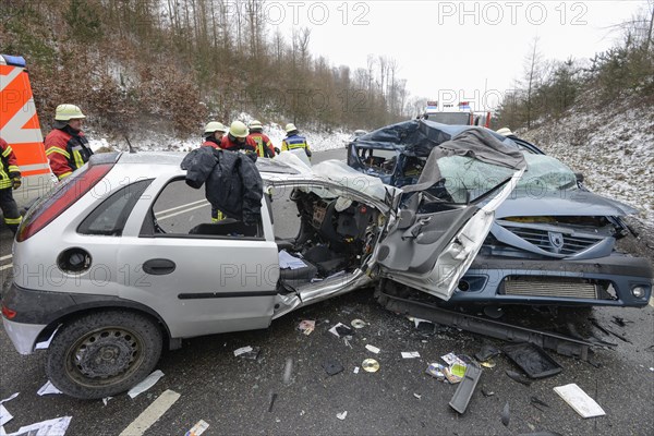 Head-on collision of a Dacia Logan with an Opel Corsa