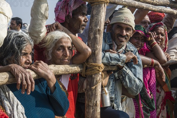 Pilgrims watching the procession of Shahi Snan