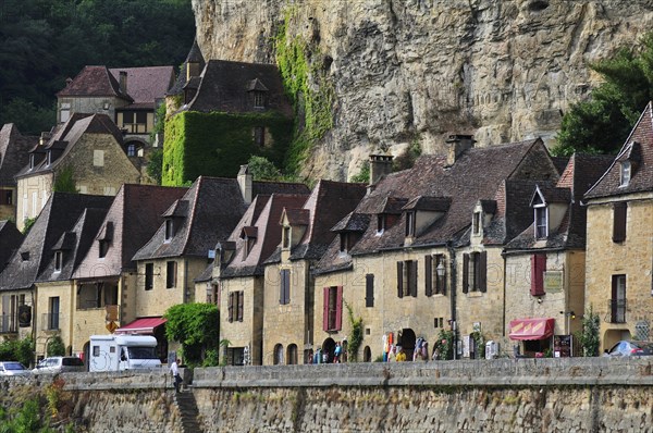 The village houses hugging the cliff in La Roque-Gageac