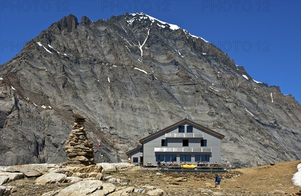 Loetschenpass Hut