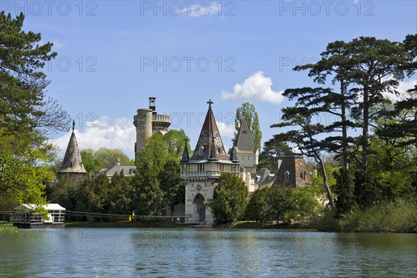 Schlossteich pond with Franzensburg Castle