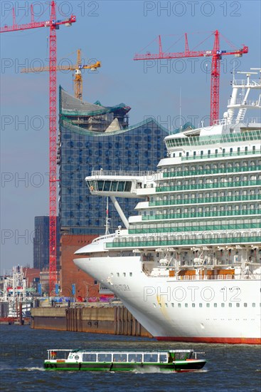 Elbe Philharmonic Hall with the cruise ship Ventura