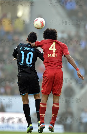 Duel to head the ball between Igor de Camargo