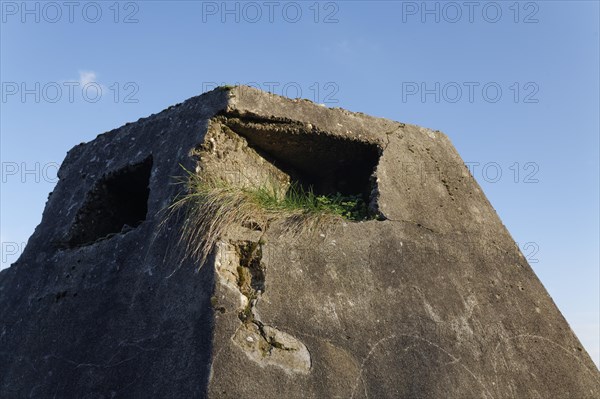 Bunker with loop-hole or slit