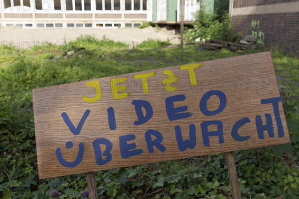Handwritten sign "jetzt videoueberwacht"