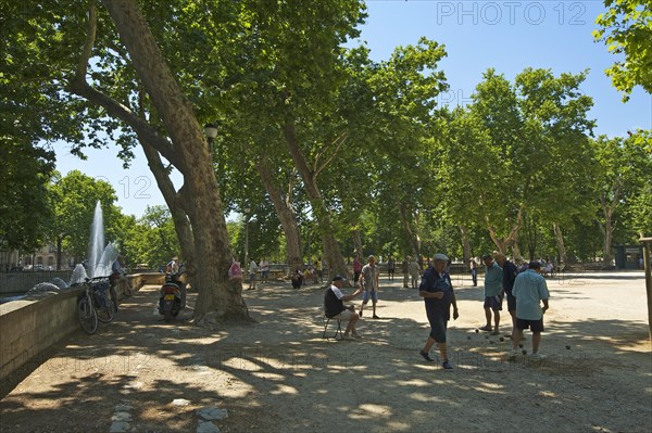 Boule players in the Jardin de la Fontaine