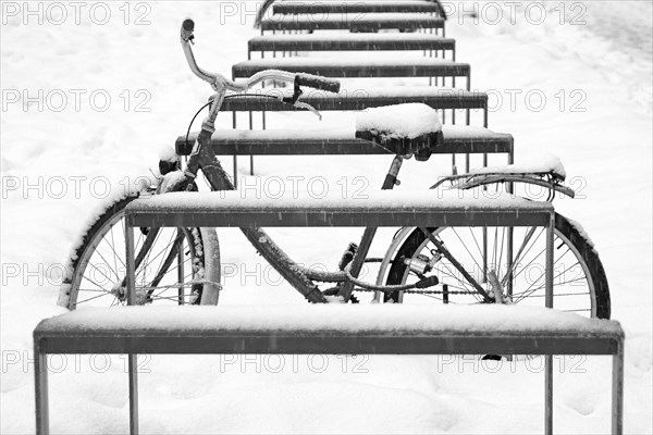 Bicycle in the snow
