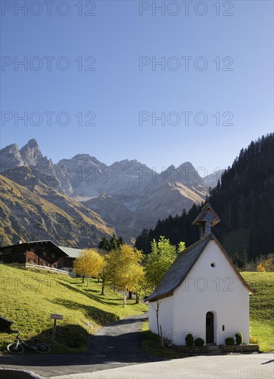 Chapel in Einoedsbach with Maedelegabel mountain