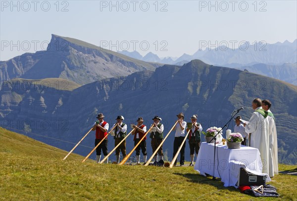 Mountain mass during a meeting of alphorn players