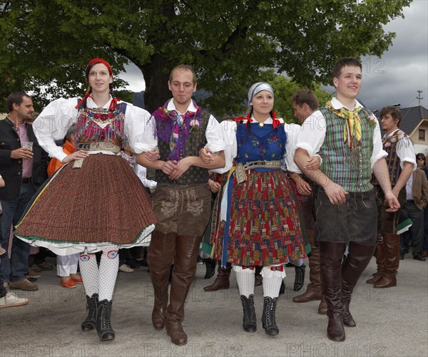 Men and women wearing traditional costumes from the Gailtal valley dancing