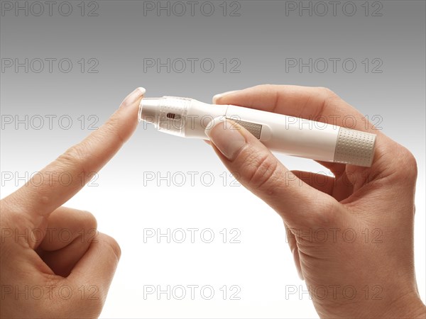 Blood glucose test device for diabetics