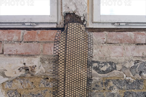 Metal mesh or lath with insulating paper for a supportive plaster base