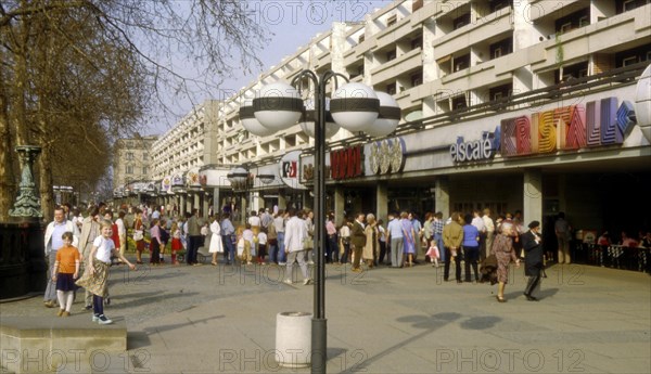 Queue in front of the Eiscafé Kristall ice cream parlour in Dresden Neustadt