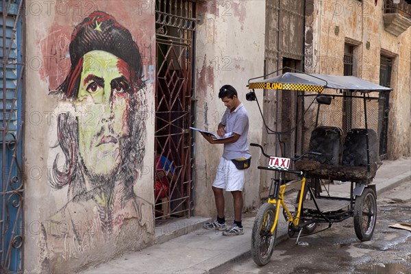 Che Guevara mural and a pedicab in the historic town centre