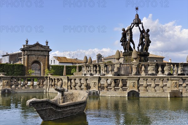 Fountain figures of young men holding heraldic symbols of the Montalto