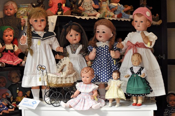 Old dolls from the Schildkroet factory in the shop Buedinger Puppenhaus