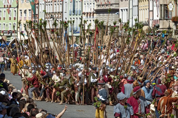 Mercenaries with lances in a hedgehog position