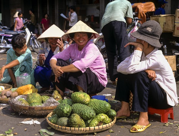 Market vendors with conical hats or Non La