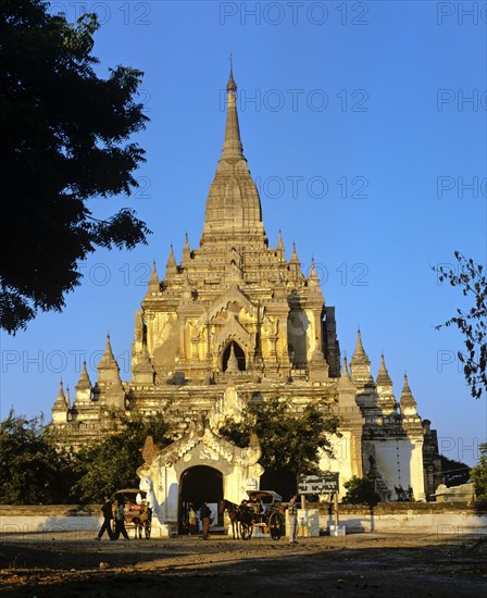 Horse-drawn carriage in front of Gawdawpalin Temple
