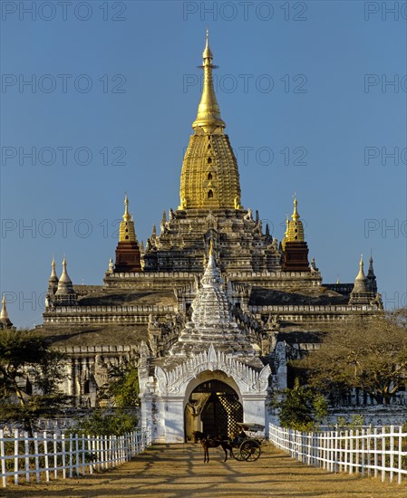 Horse-drawn carriage in front of Ananda Temple