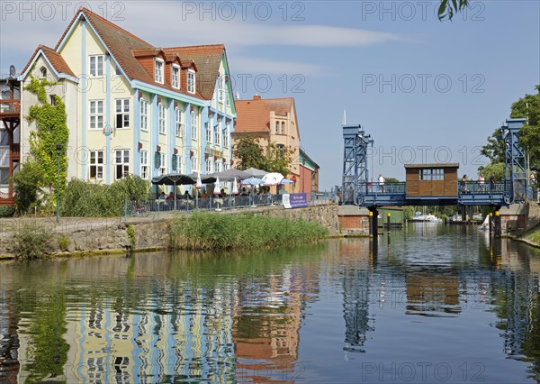 Lift bridge