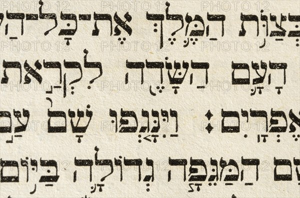 Hebrew characters from a Jewish-German Bible