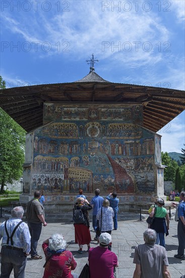 Tourists in front of wall frescoes