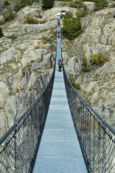 Stressed-ribbon bridge across Massa Gorge