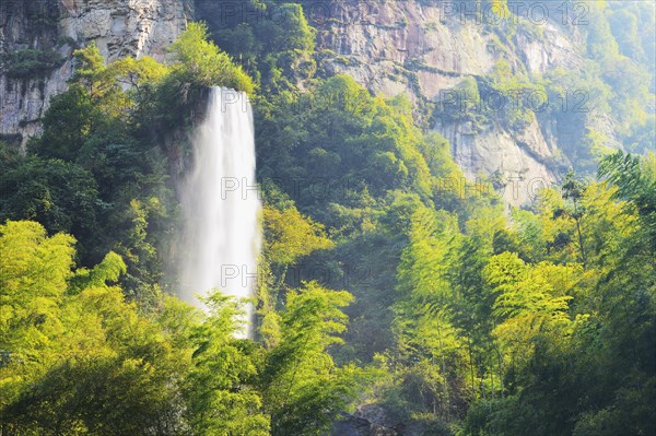 Large waterfall on Baofeng Lake