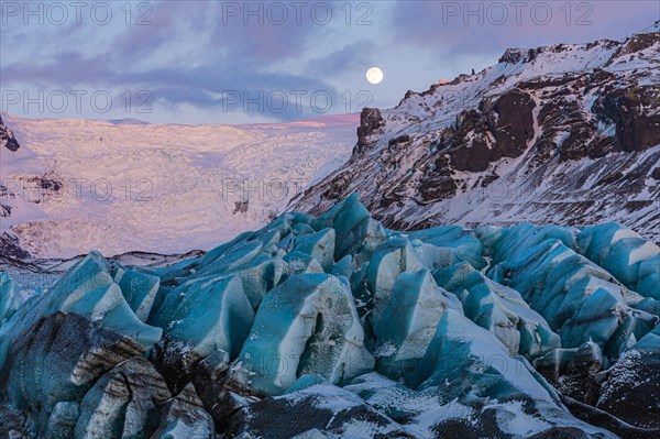 Full moon over Svinafellsjokull