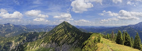 Blaubergkamm ridge with the Halserspitze peak