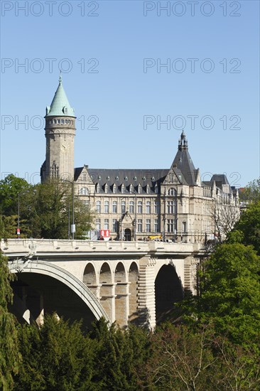 Adolphe Bridge with State Bank and Savings Bank