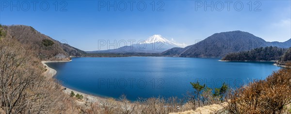 View over a lake to the volcano Mt Fuji