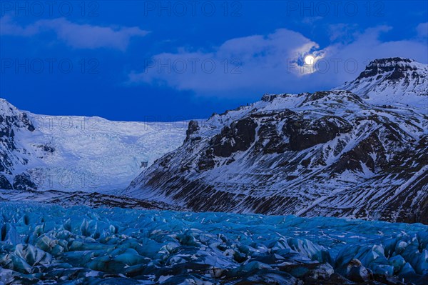 Full moon over Svinafellsjokull