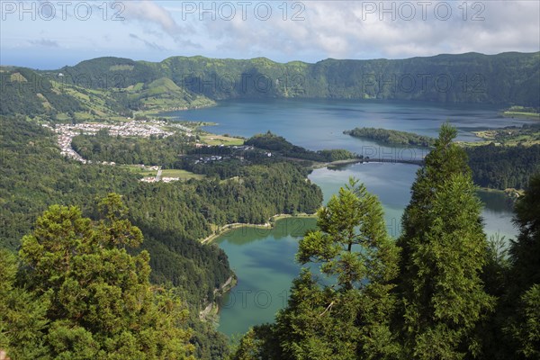 Lagoa Verde and Lagoa Azul