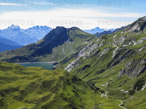 Ravensburger Hutte refuge with Spuller See lake