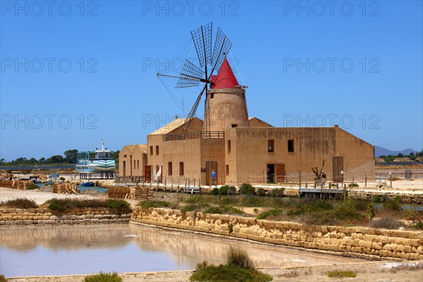 Ettore e Infersa salt mill and windmill