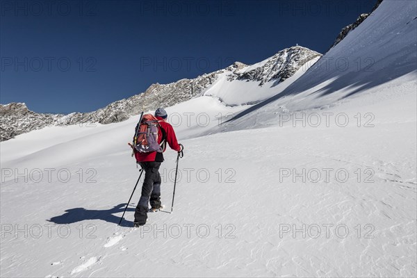 Mountaineer ascending the Hoher Weisszint