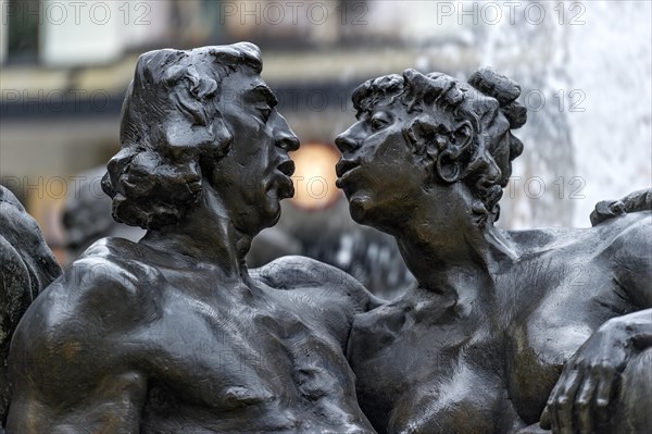 Kissing couple statue at the Hans-Sachs-Fountain