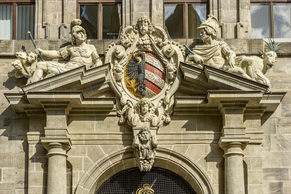 Small Nuremberg city coat of arms and allegorical figures on the pediment from the right portal