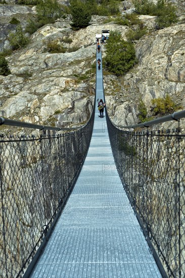 Stressed-ribbon bridge across Massa Gorge