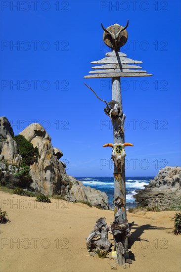 Decorated pole of the hippies in the Valle della Luna
