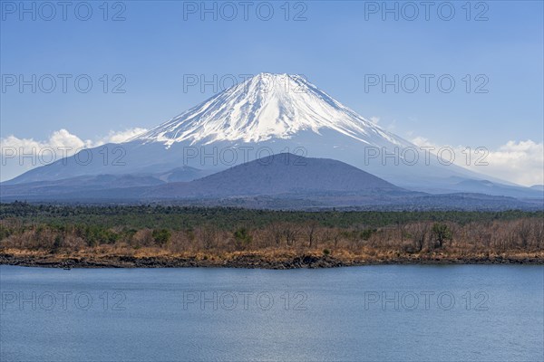 View over a lake to the volcano Mt Fuji