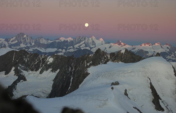 Sunrise by Sustenhorn with setting moon