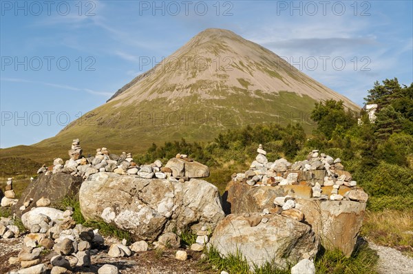 Cairn markers and Glamaig Hill