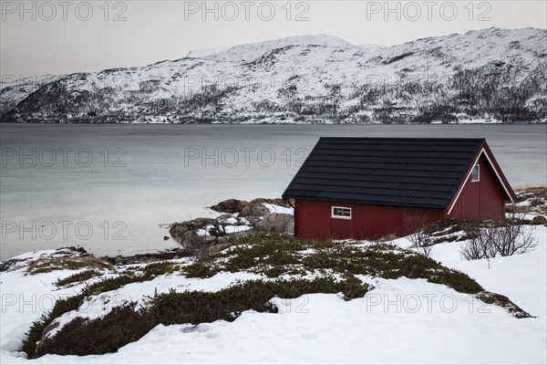 Cottages on Kvalsundet