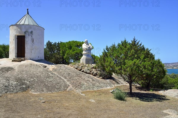 Guard shack and bust of Giuseppe Garibaldi at his home Casa Bianca