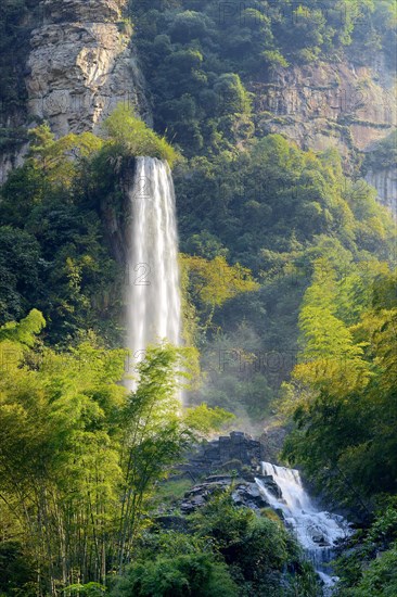 Large waterfall on Baofeng Lake