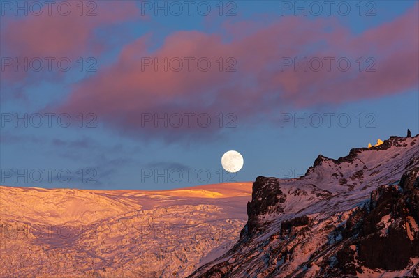 Full moon above Svinafellsjokull
