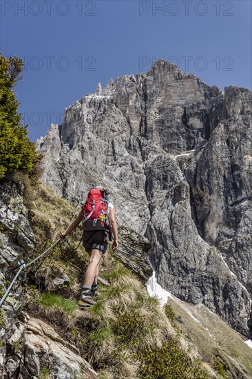 Hikers during the ascent to the Lampskopf on the via ferrata in Pflersch